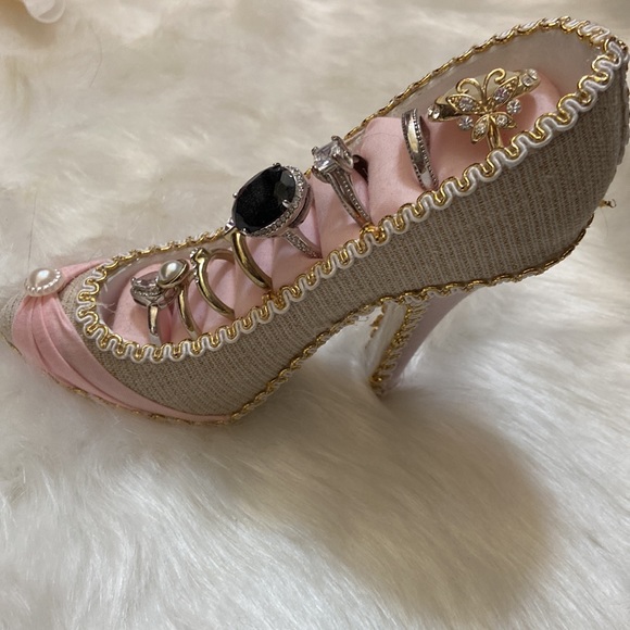 Vintage shoe ring holder! Cute gold thread detail. - Picture 2 of 5